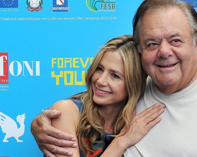 Mira Sorvino leads an outpouring of tributes to her late father Paul