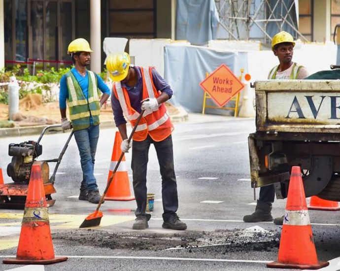 Total employment in Singapore grows, with foreign workers returning after borders reopen