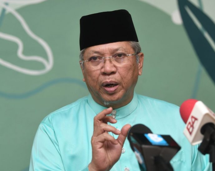 Annuar: Ministry to take immediate action over iPay88 issue