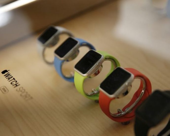 Apple suppliers to make Apple Watch and MacBook in Vietnam: Report