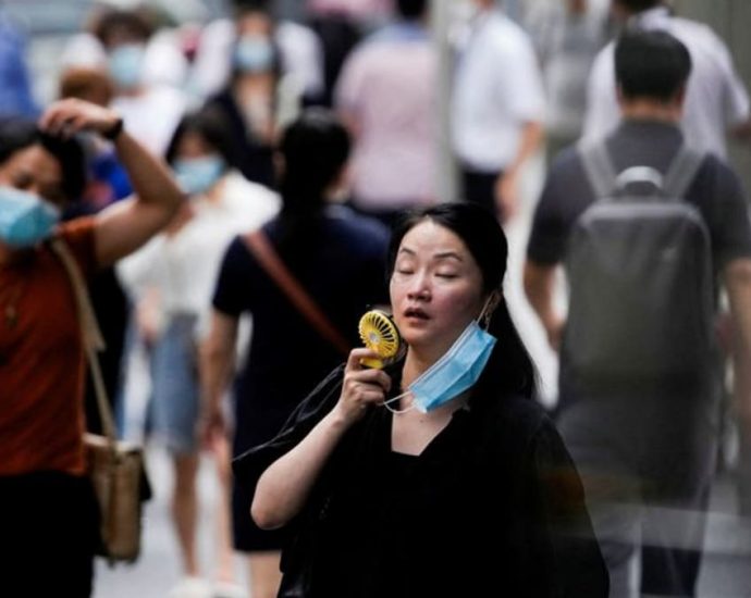 China swelters in high temperatures as heatwave continues