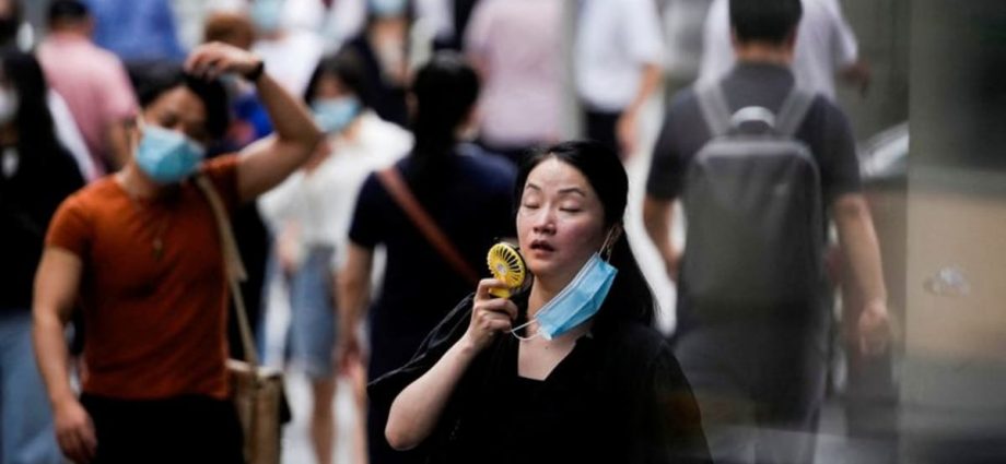 China swelters in high temperatures as heatwave continues