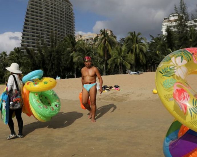 Chinese beach holiday city in Hainan imposes COVID-19 lockdown, shuts public transport