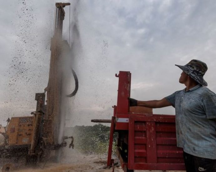 Chinese drillers work 15-hour days building wells in drought-hit Jiangxi