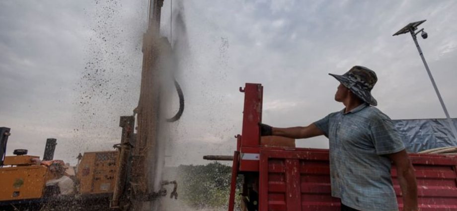 Chinese drillers work 15-hour days building wells in drought-hit Jiangxi