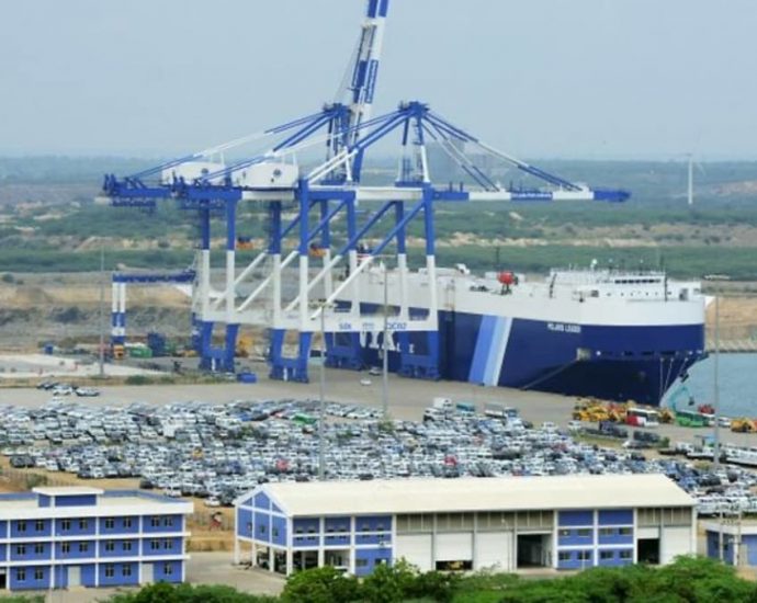 Chinese military survey ship docks at Sri Lanka port