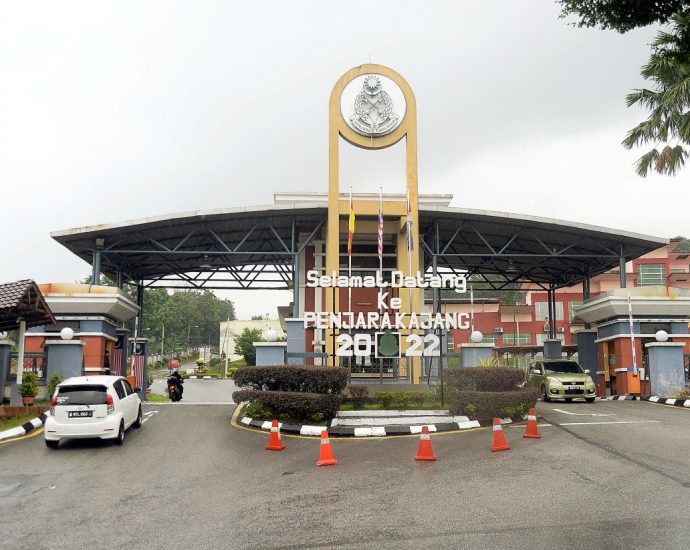 Cops monitoring situation at Kajang Prison after Najib’s arrival