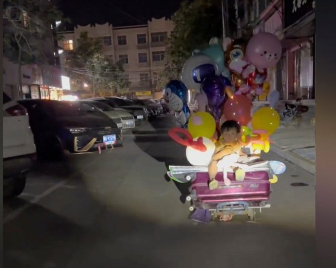 ‘Dad gives all his love’: single father in China taking ‘princess’ daughter to sell balloons at night with luggage in tow moves many netizens to tears