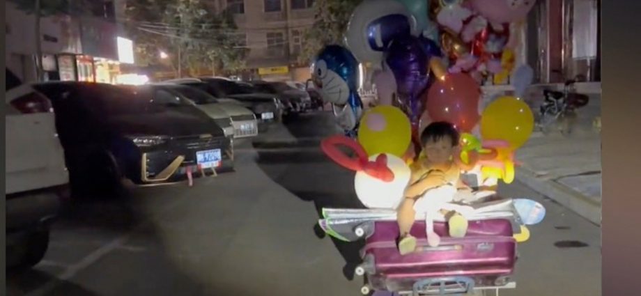 ‘Dad gives all his love’: single father in China taking ‘princess’ daughter to sell balloons at night with luggage in tow moves many netizens to tears