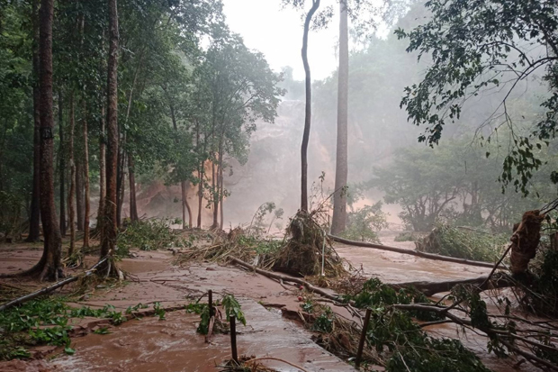 Flash floods force closure of national park