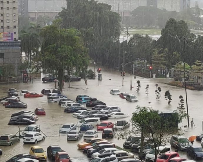 Flash floods hit parts of Johor Bahru leaving vehicles trapped in water