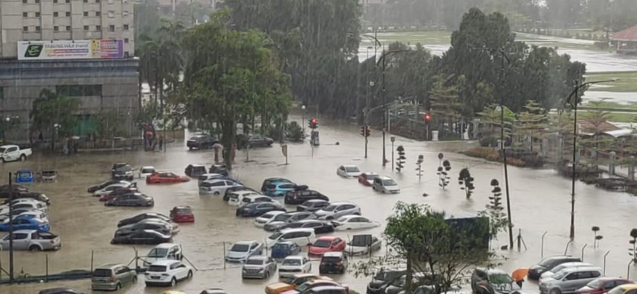 Flash floods hit parts of Johor Bahru leaving vehicles trapped in water