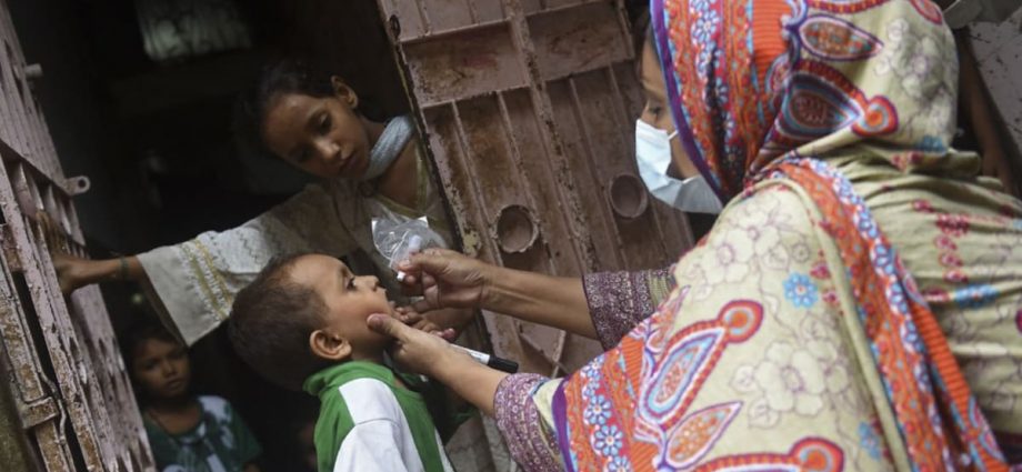Gunmen kill two policemen guarding Pakistan polio team