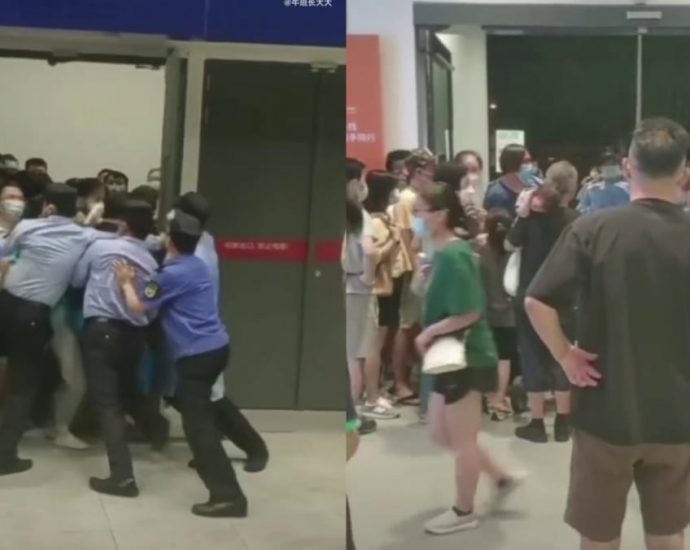 IKEA shoppers rush out of Shanghai store after lockdown attempt due to COVID-19 risk