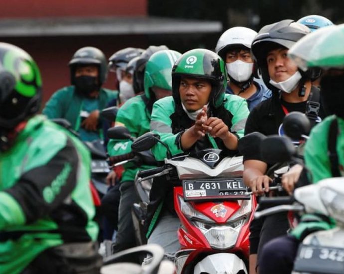 Indonesia considering hiking fuel prices as much as 40%: lawmakers