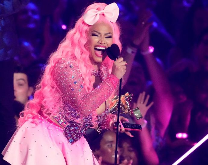 Nicki Minaj paid tribute to Michael Jackson and Whitney Houston in VMA speech