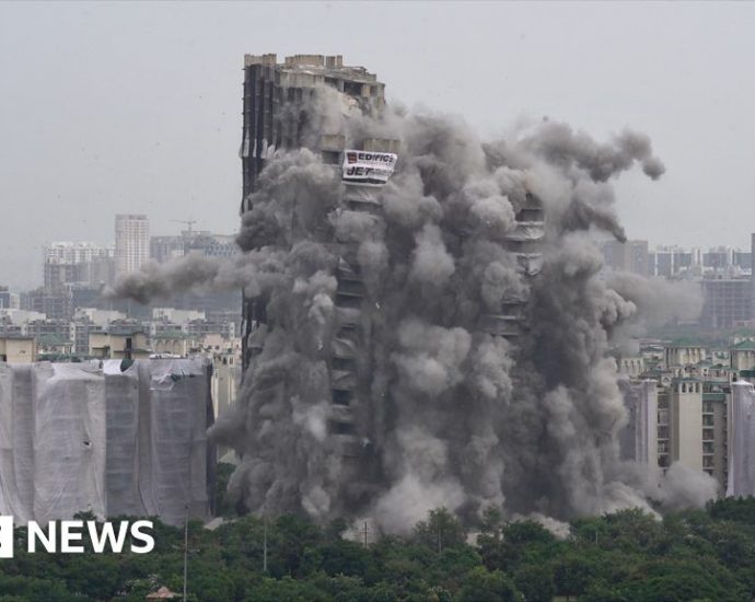 Noida twin towers demolition: The moment Supertech skyscrapers imploded