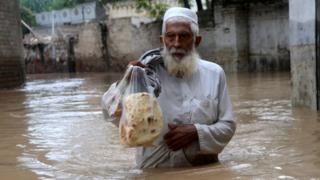 Pakistan flood victims throw note pleading for help