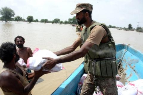 Pakistan floods: Thousands told to evacuate as rivers rise