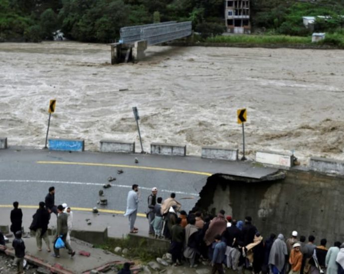 Pakistan monsoon flooding death toll tops 1,000