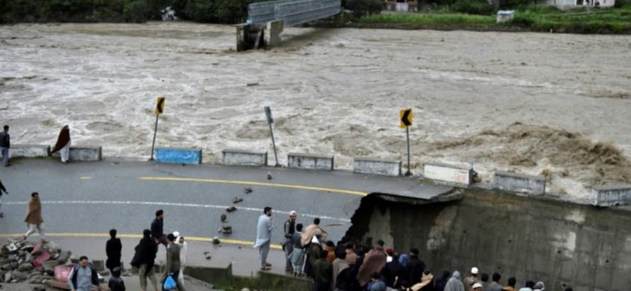 Pakistan monsoon flooding death toll tops 1,000