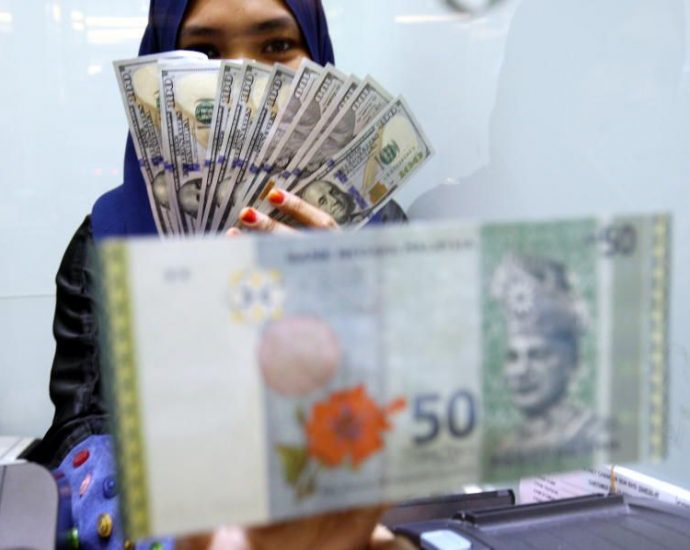 Ringgit eases further as risk-off mode remains after Fed’s minutes