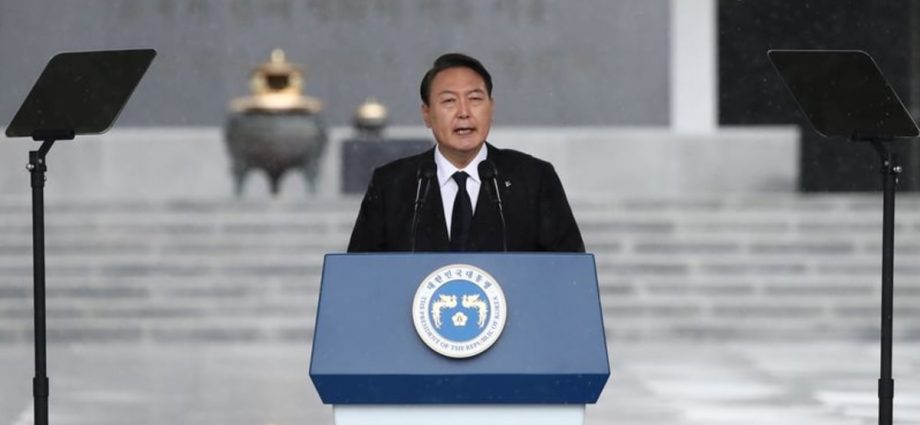 South Korea urges improved ties with Japan on freedom anniversary