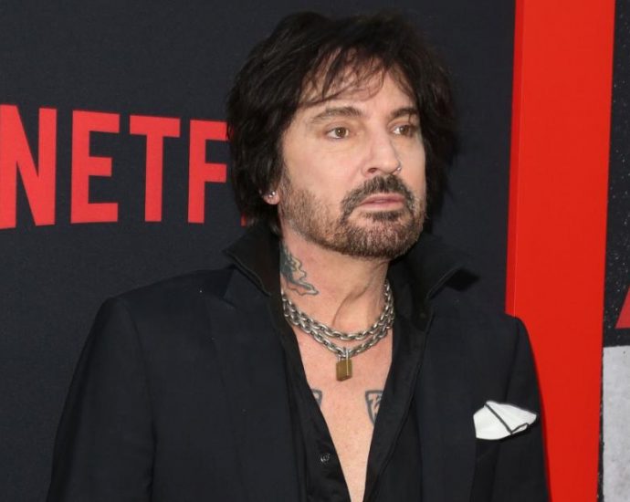 Tommy Lee’s nude photo sparks accusations of double standards