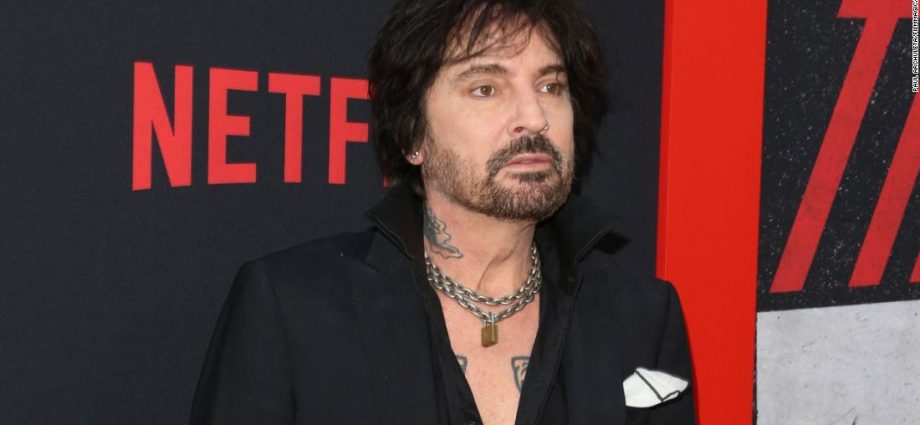 Tommy Lee's nude photo sparks accusations of double standards