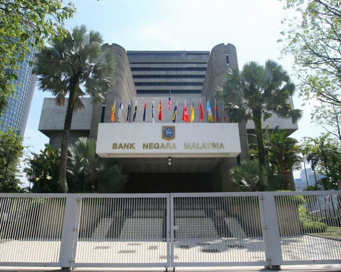 Bank Negara's international reserves down to US8.2bil