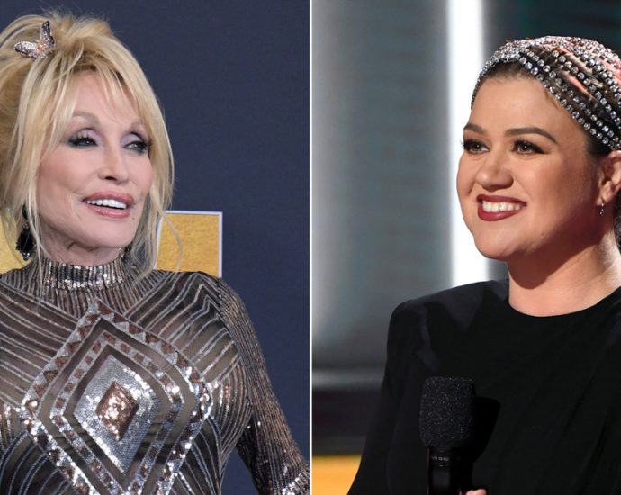 Dolly Parton and Kelly Clarkson duet on ‘9 to 5’