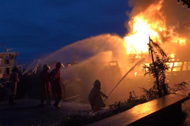 Fire destroys fishing boat in Songkhla