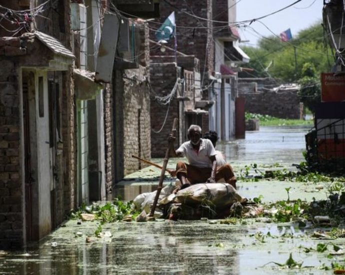 Flood-hit Pakistan works to prevent overflow of biggest lake