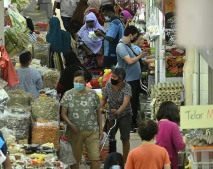 Food handlers in wet markets only need to wear a mask if dealing with ready-to-eat, cooked food: SFA