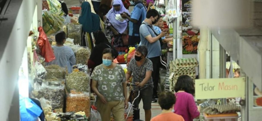 Food handlers in wet markets only need to wear a mask if dealing with ready-to-eat, cooked food: SFA