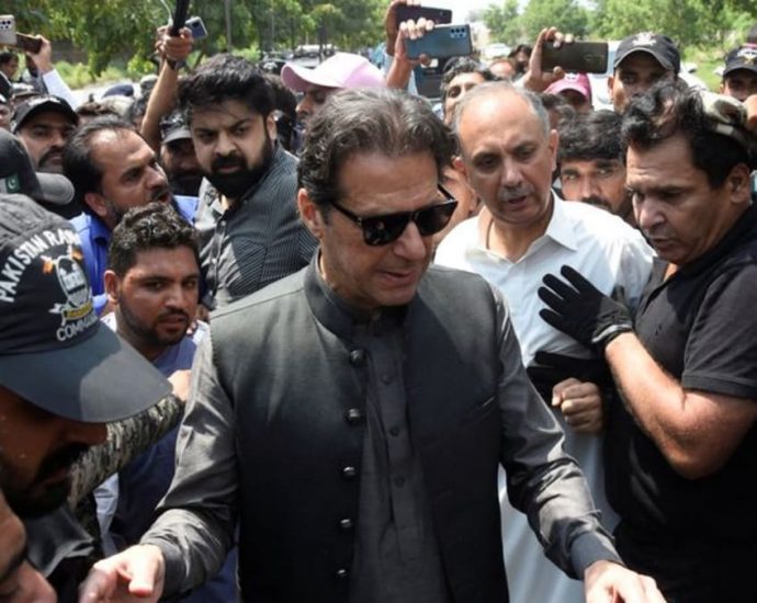 Former Pakistan prime minister Imran Khan apologises in contempt of court case