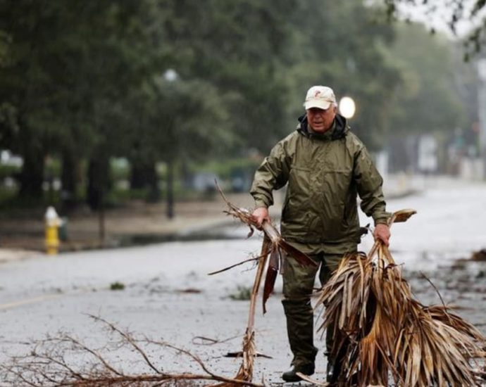 Hurricane Ian takes aim at Carolinas after reports of 21 deaths in Florida