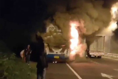 Inter-provincial bus bursts into flames, passengers unhurt