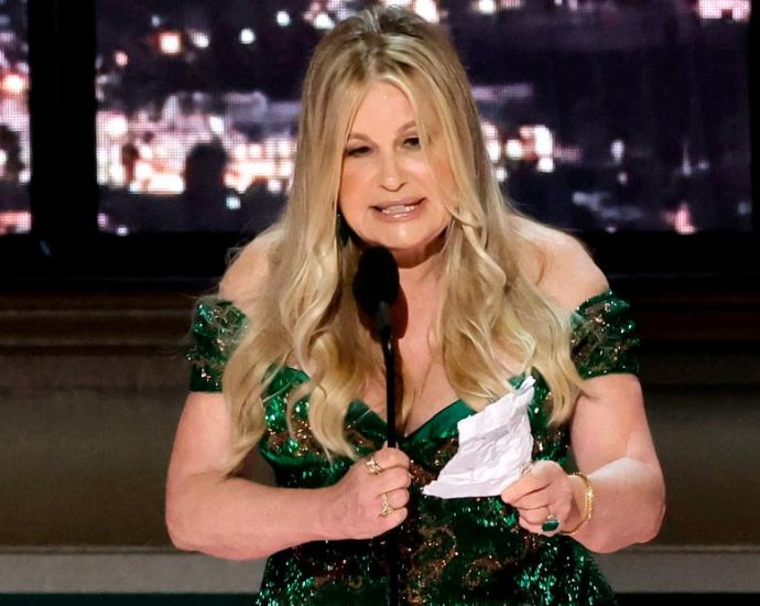 Jennifer Coolidge danced away being played off the Emmy Awards