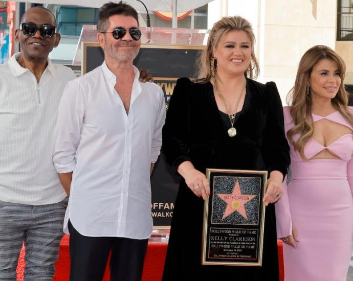 Kelly Clarkson reunites with ‘American Idol’ judges at Walk of Fame event