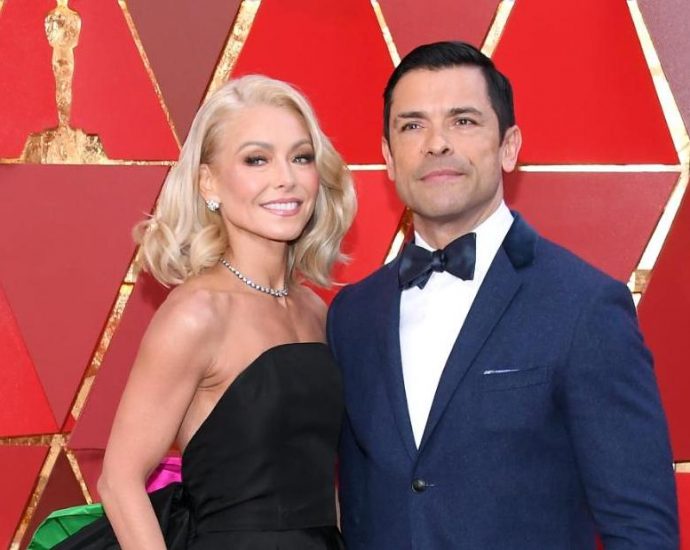Kelly Ripa recounts passing out during sex because of ovarian cysts