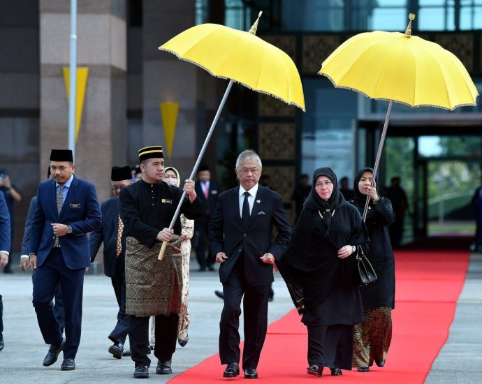 King, Queen leave for UK to pay last respects to Queen Elizabeth II