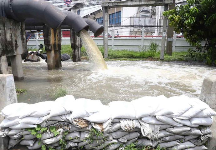 More pumps installed to drain flooded Bangkok