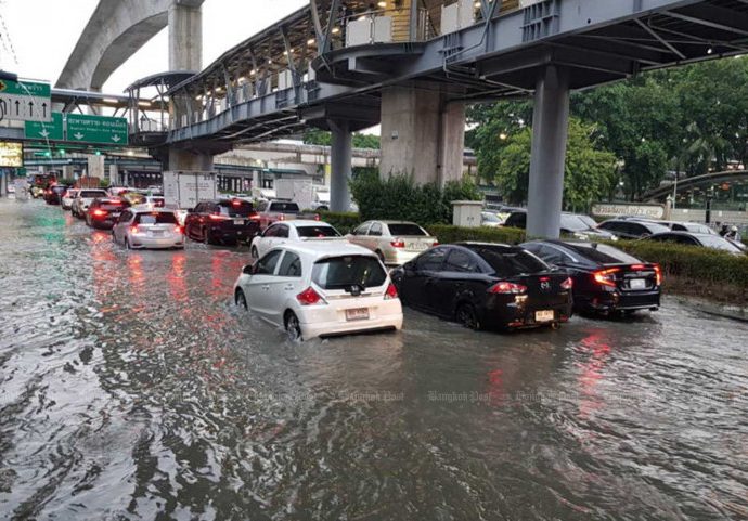 More pumps to drain floodwater from Bangkok