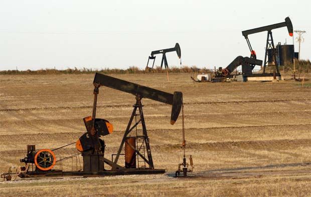 Oil prices fall more than 1% as dollar scales new peak