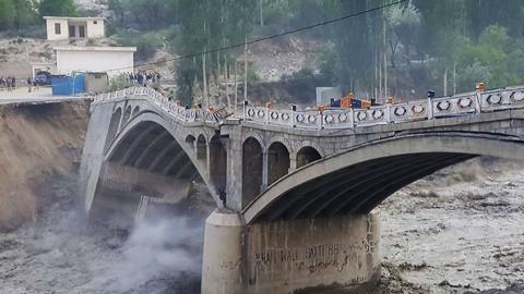 Pakistan floods: Officials struggle to stop Manchar Lake overflowing