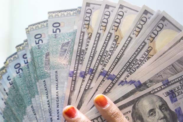 Ringgit declines against US dollar at the close