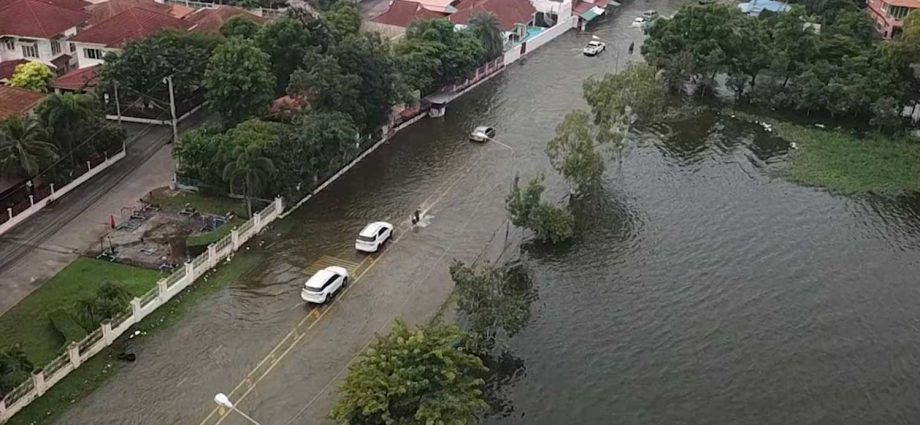 Severe flooding along the Chi River