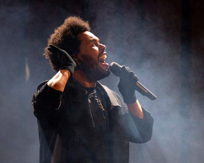 The Weeknd cancels Los Angeles show mid-song due to vocal issues