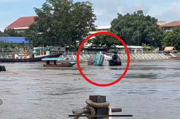 Tugboat sinks in Pa Sak river